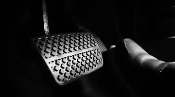 Fren Pedalı Neden Sertleşir? En Yaygın Sebepler